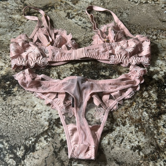 Victoria’s Secret dusty rose, size 32B, good condition, thong panties size XS. - Picture 4 of 6